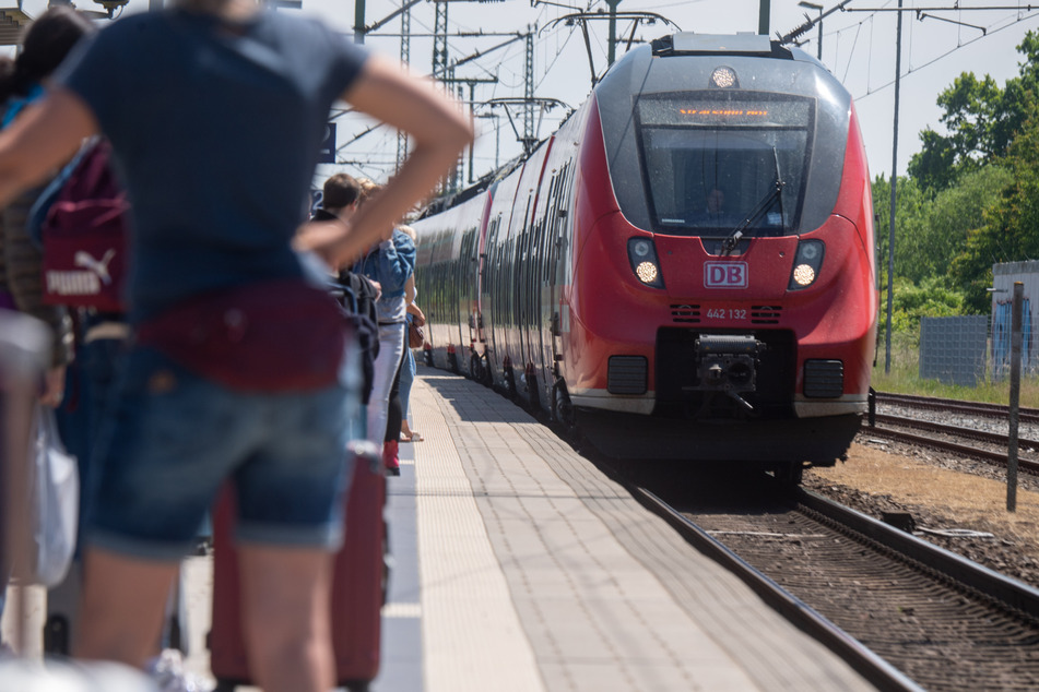 Pendler und Reisende mit der Bahn müssen im Süden Sachsen-Anhalts ab heute flexibler sein.