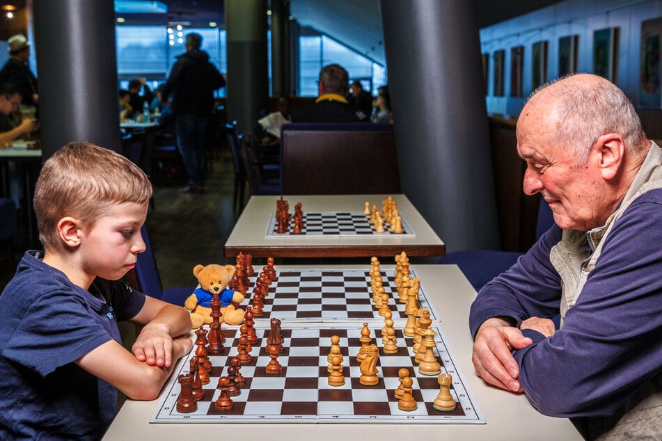 Raphael Zentgraf (9, links) ist der jüngste Teilnehmer der Amateur-Schachmeisterschaften, während Wolfgang Langbein mit 90 Jahren der älteste Spieler im Feld ist.