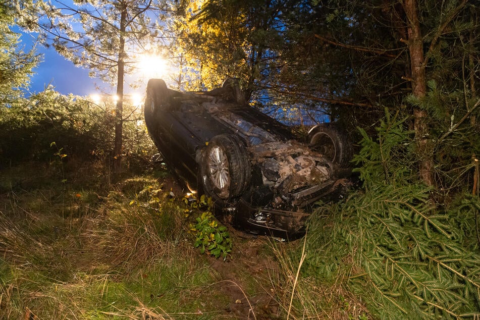 Das Auto blieb auf dem Dach liegen.