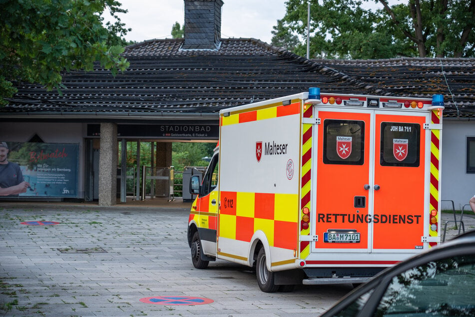 Ein Rettungswagen steht vor dem Stadionbad in Bamberg. Ein Mädchen wurde hier leblos im Wasser entdeckt.