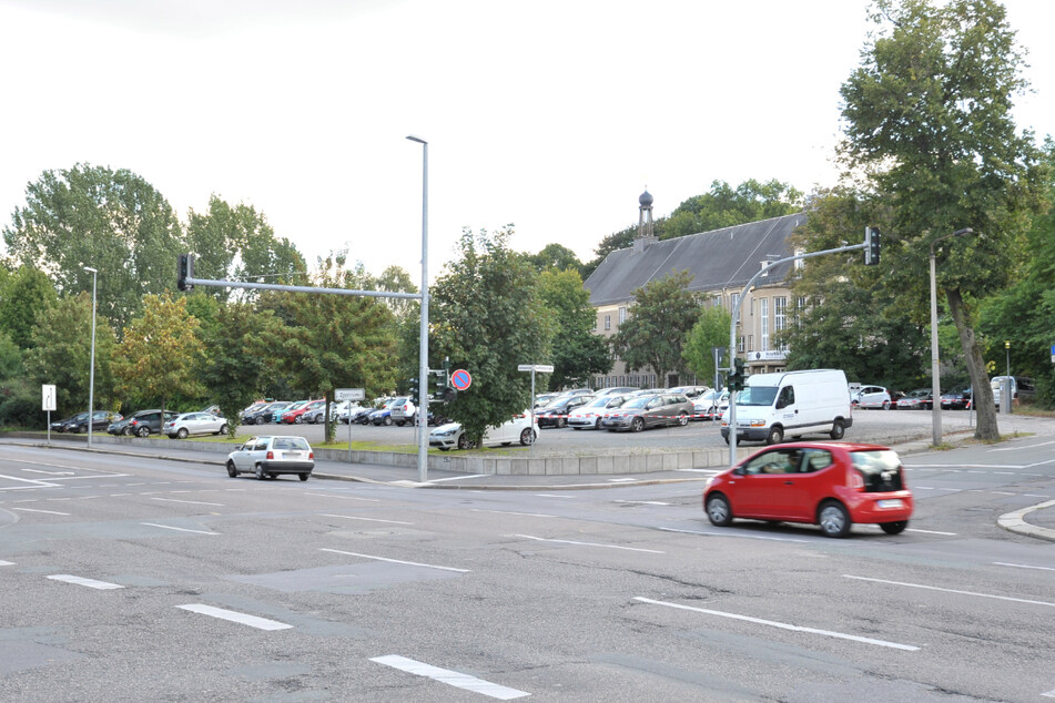 Nachdem sich der Mann (27) von den Einsatzkräften nicht beruhigen ließ, rannte er erst auf die Straße und legte sich dann auf die Kreuzung Hartmannstraße/Kaßbergstraße/Bergstraße. (Archivbild)