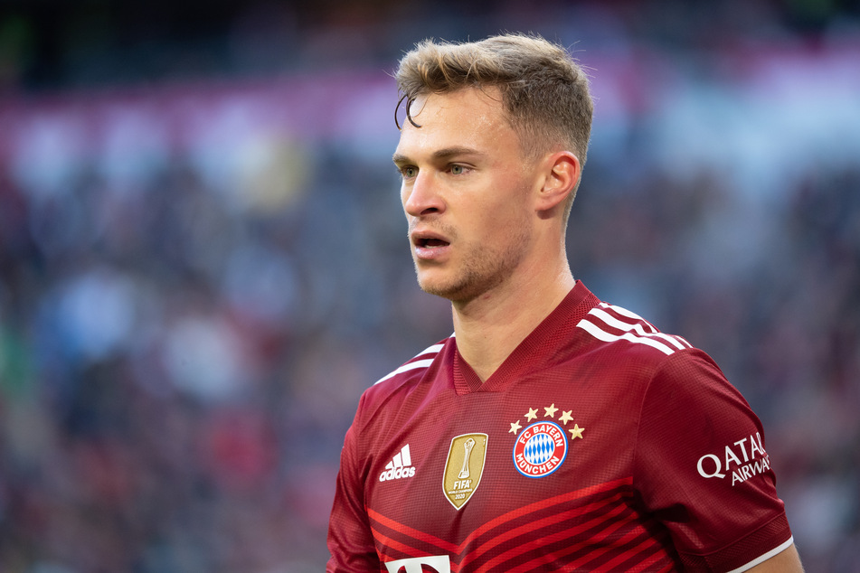 Joshua Kimmich hat am Rande des Bundesliga-Spiels gegen die TSG 1899 Hoffenheim angegeben, bisher nicht geimpft zu sein.