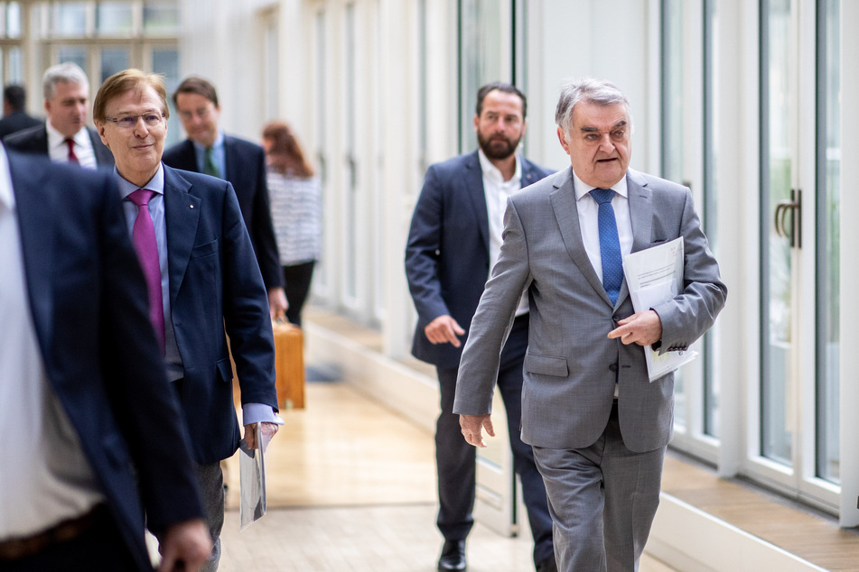Peter Biesenbach (CDU), Justizminister von Nordrhein-Westfalen und Herbert Reul, Innenminister des Landes Nordrhein-Westfalen (r, CDU) kommen zur gemeinsamen Sondersitzung von Rechts-, Innen- und Familienausschuss.