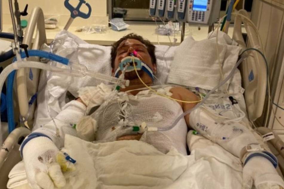 Cole im Krankenhaus. Eingegipst und schwer verletzt.