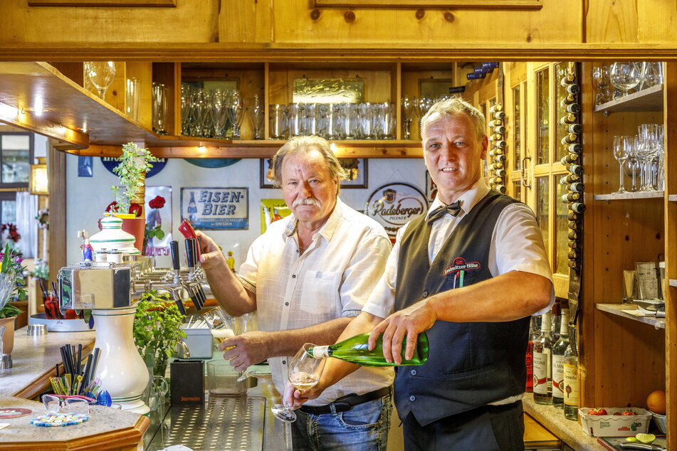 Wirt Rainer Blode (70) und Kellner Thomas Kühn (44) schenken zur gutbürgerlichen Küche ein Pilsner aus.