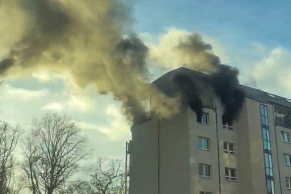 Dieses Foto des Wohnungsbrandes hat die Feuerwehr Dresden zunächst auf Threads veröffentlicht.