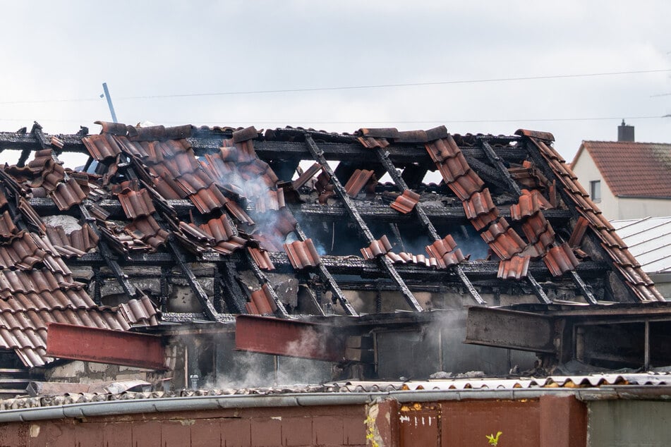 Die Autowerkstatt wurde durch das Feuer komplett zerstört.
