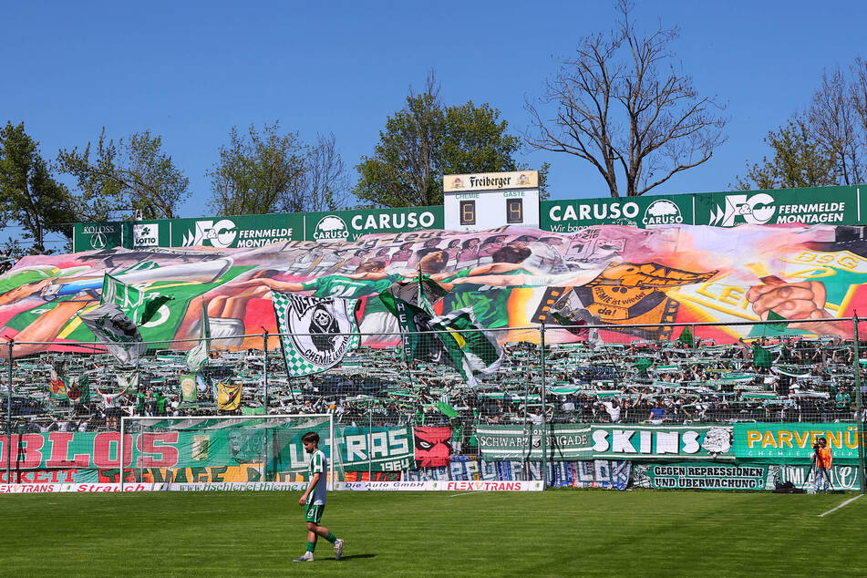 Die Ultras der BSG Chemie Leipzig haben dazu aufgerufen, auch Heimbereich-Tickets in Meuselwitz zu kaufen und die bluechip-Arena in Grün-Weiß zu tauchen.