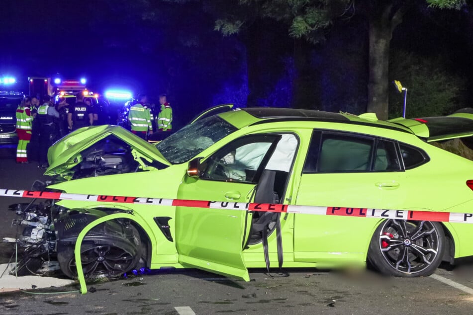 Der neongrüne Sportwagen wurde bei dem heftigen Crash stark beschädigt.