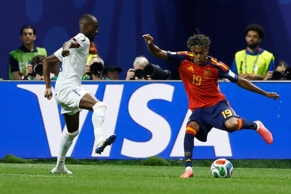 Lamine Yamal (r.) und seine Spanier haben den Ball nicht im Tor von Kap Verde unterbekommen.