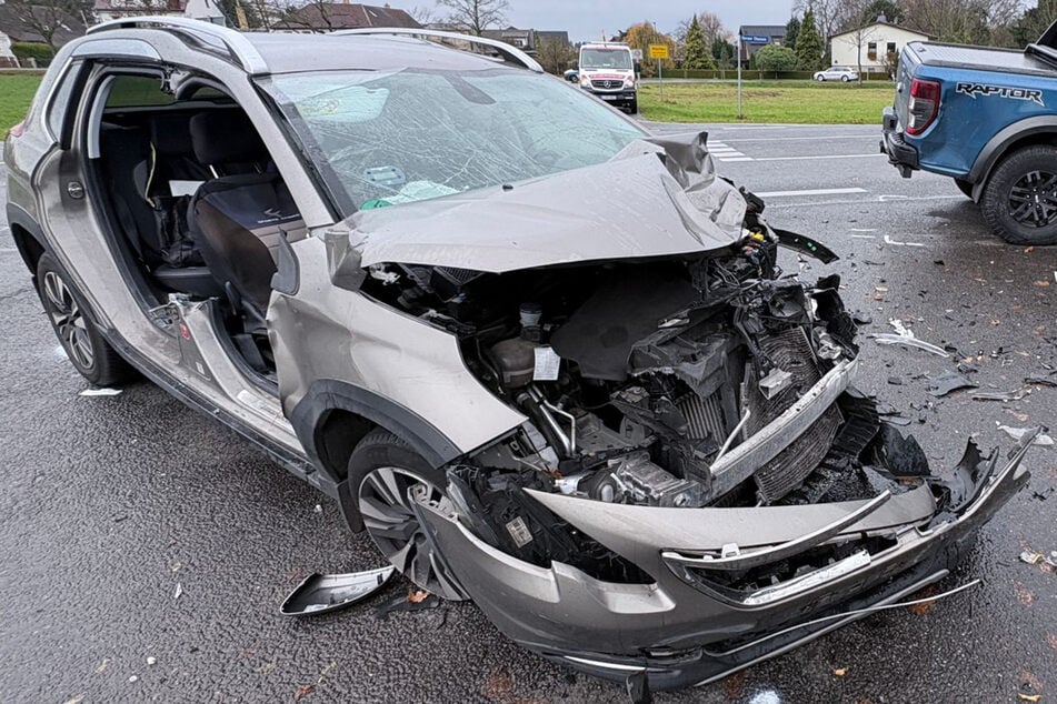 Person nach Kreuzungscrash in Auto eingeschlossen: Rettungsheli vor Ort