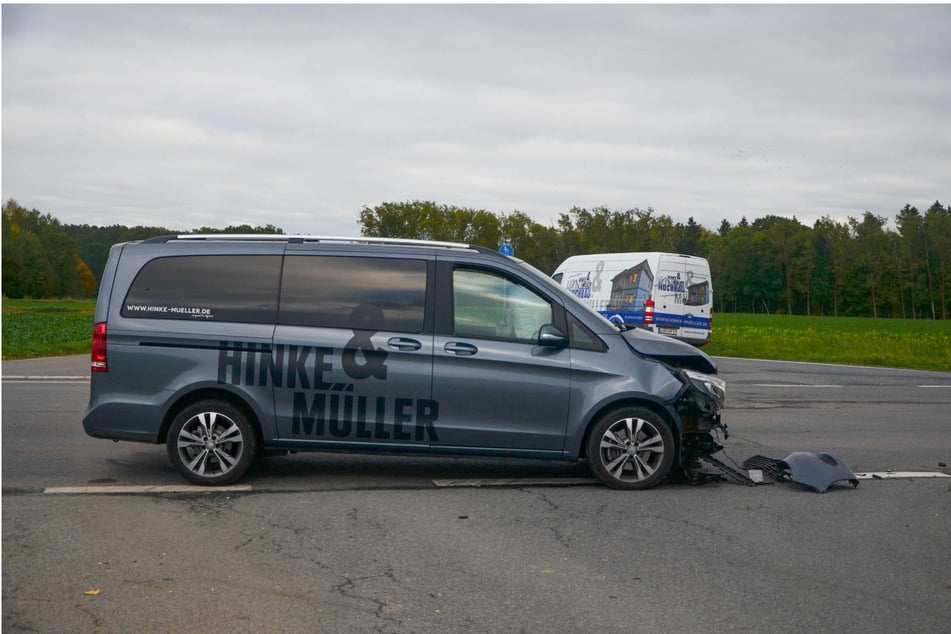 Beide Fahrzeuge mussten abgeschleppt werden.