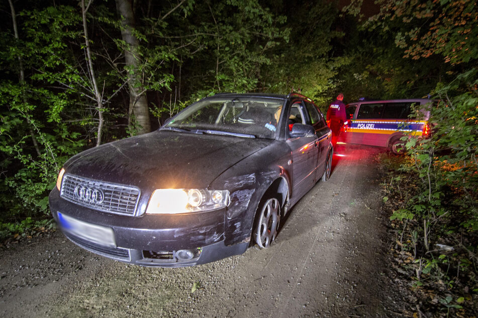 Die Polizei fand diesen gestohlenen Audi in einem Waldgebiet. Der gesuchte Mann konnte jedoch flüchten.