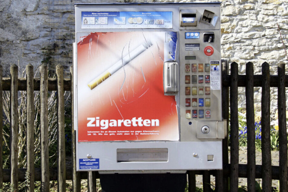 Keine Barzahlung möglich: Täter sprengen Zigarettenautomat aber können kein Geld erbeuten