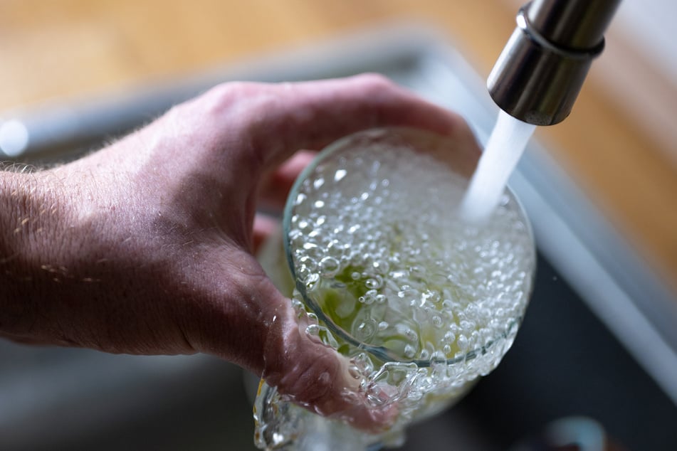 Ein kühles Glas Leitungswasser tut an Hitze-Tagen einfach gut. Doch Chemnitzer mit einem geschwächten Immunsystem sollten aufpassen - im Trinkwasser wurden sogenannte coliforme Bakterien nachgewiesen. (Symbolfoto)