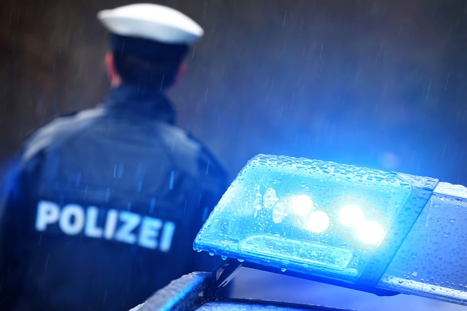 Ein Beamter wurde im Zuge des Ausrasters des Jugendlichen von dem geworfenen Messer am Schienbein getroffen. (Symbolbild)