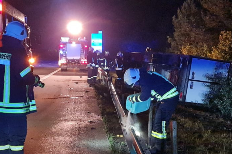 Unfall A9: Glück im Unglück: Fahrer kann sich aus umgekipptem Transporter selbst befreien