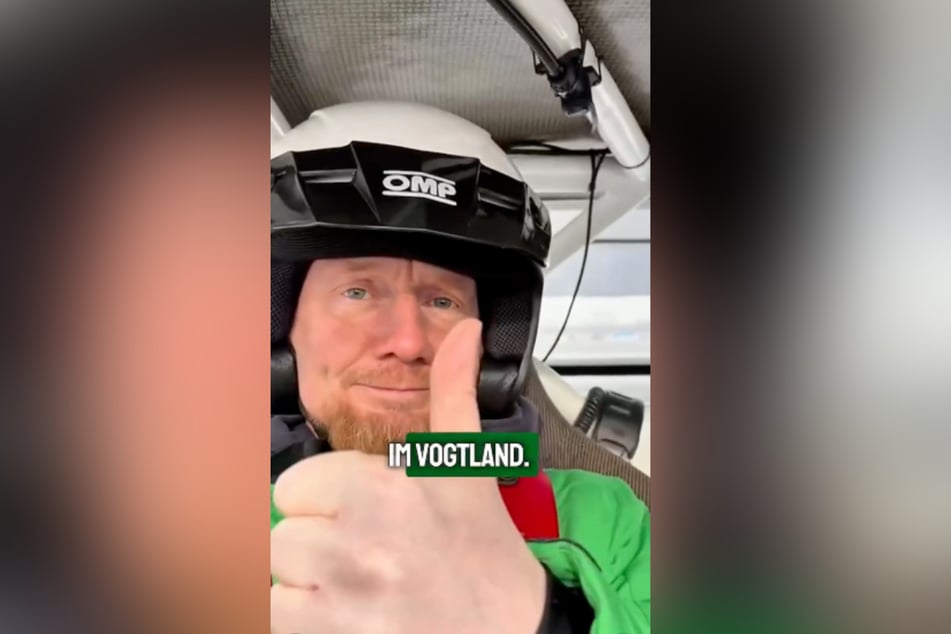 Daumen Hoch: MP Michael Kretschmer (50, CDU) hat am Wochenende ein verrücktes Motorsport-Event im Vogtland besucht.