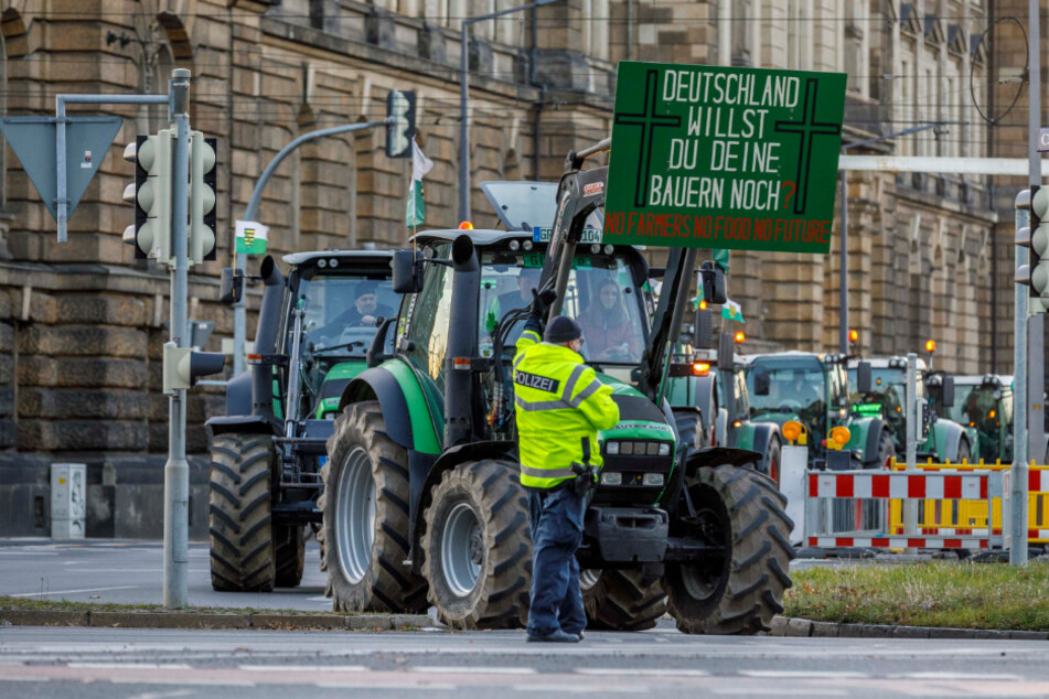 Am Nachmittag rollten die ersten Kolonnen aus Traktoren durch Dresden.