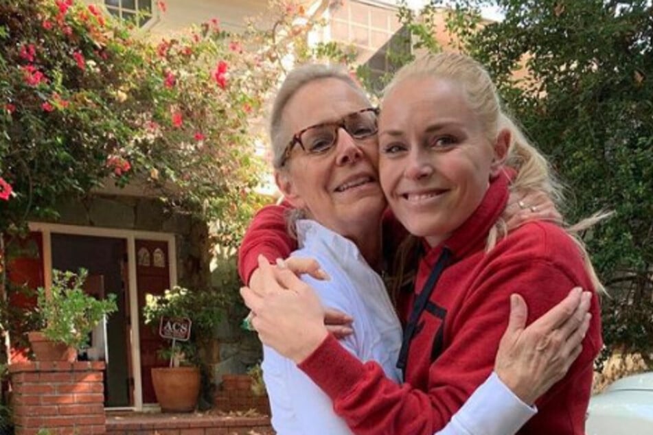 Lindsey Vonn is mourning the loss of her mother Lindy Anne Lund (l.).