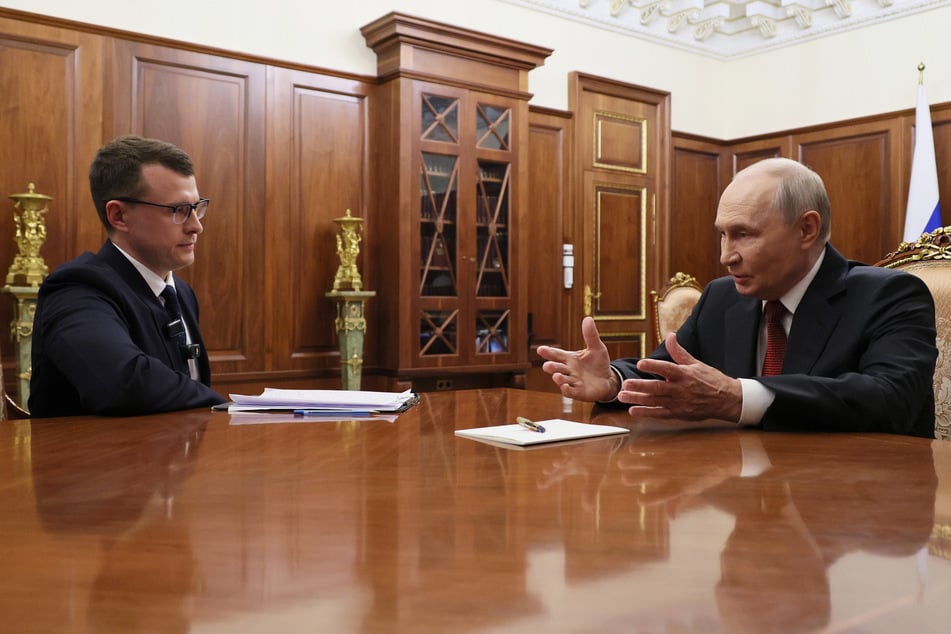 Der russische Präsident Wladimir Putin (73, r.) spricht während seines Interviews mit dem russischen Journalisten Pawel Sarubin im Kreml.
