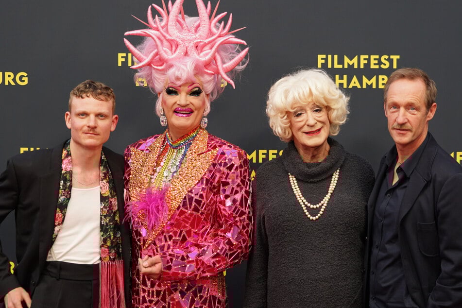 Von links nach rechts: Johannes Hegemann (29), Olivia Jones, Drag-Ikone und Mentorin Lilo Wanders (70) sowie Stephan Kampwirth (58), der Wanders im Film „Olivia“ verkörpert. Nach der Vorführung zeigte sich Jones begeistert von seiner Darstellung: "Fast besser als das Original".