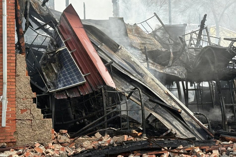 Nur verkohlte Trümmer blieben von der Scheune in Ebern-Eyrichshofen übrig.