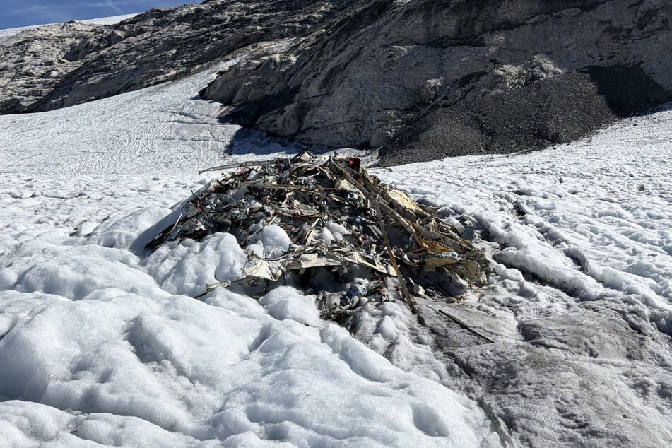 Über 60 Jahre lang waren die Teile eines abgestürzten Flugzeugs unter den Schneemassen verborgen - bis jetzt.
