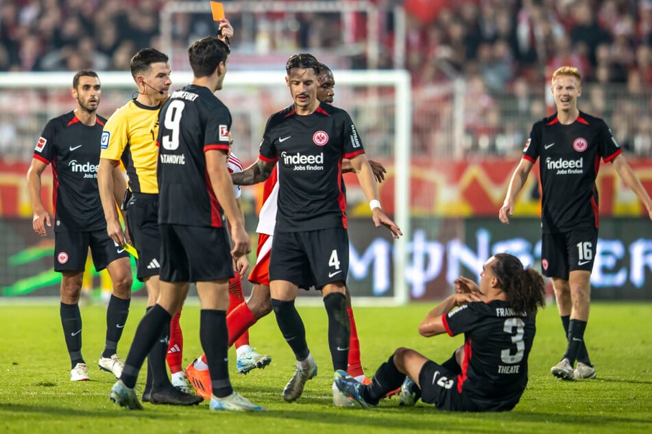 Vor seiner Roten Karte im DFB-Pokal flog Theate (2.v.r.) auch am vergangenen Sonntag in der Bundesliga-Partie bei Union Berlin mit Gelb-Rot vom Platz.