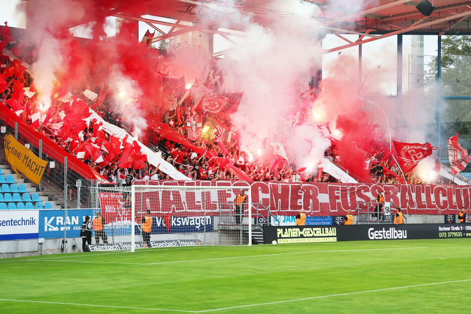 Fans des Halleschen FC zündeten am Donnerstagabend Pyrotechnik.