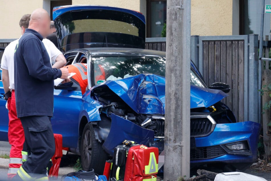 Die beiden Insassen mussten aus dem Auto befreit werden.