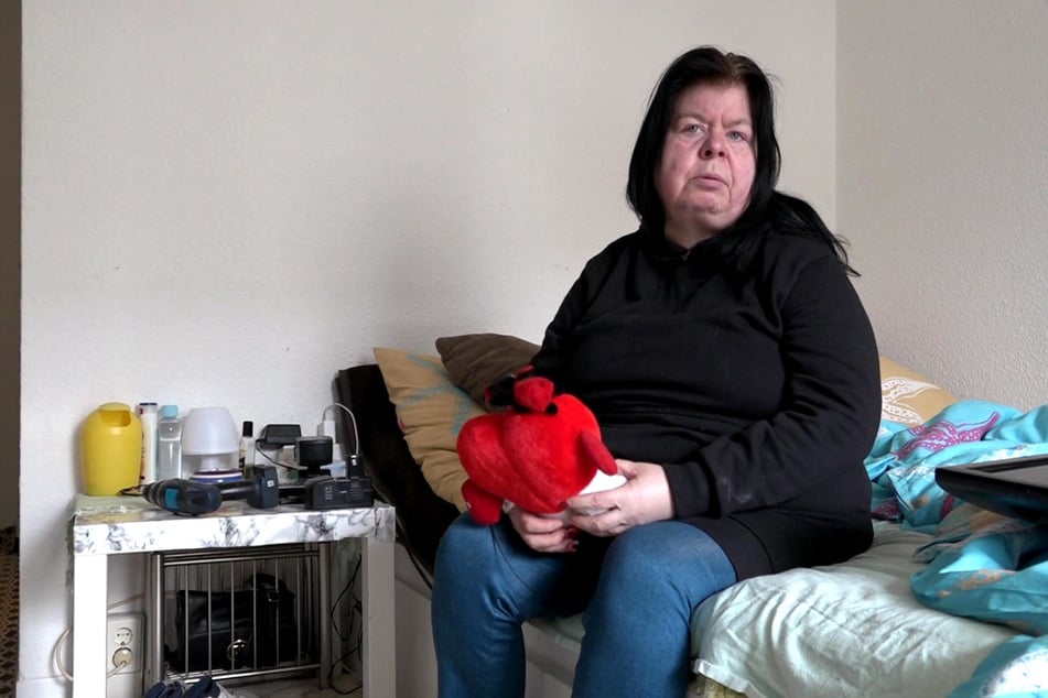 Pamela präsentiert Dinge, die sie vom Sperrmüll hat.