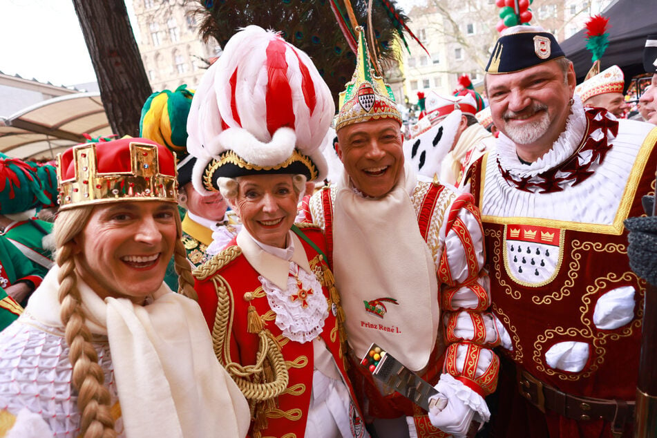 Das Kölner Dreigestirn 2025, Prinz René (2.v.r.), Bauer Michael (r.) und Jungfrau Marlis (l.), stehen mit Oberbürgermeisterin Henriette Reker (2.v.l.) auf dem Alter Markt beim Karneval.