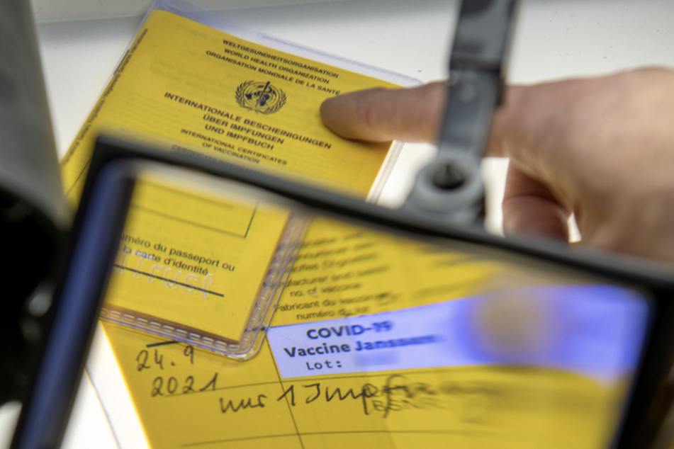 Mehr als 5500 Anzeigen wegen gefälschter Corona-Impfnachweise in Bayern