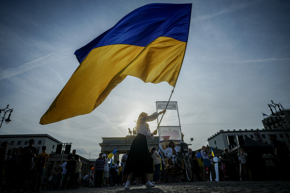 Vor dem Brandenburger Tor demonstrieren Menschen am Samstag für Solidarität mit der Ukraine. (Archivbild)
