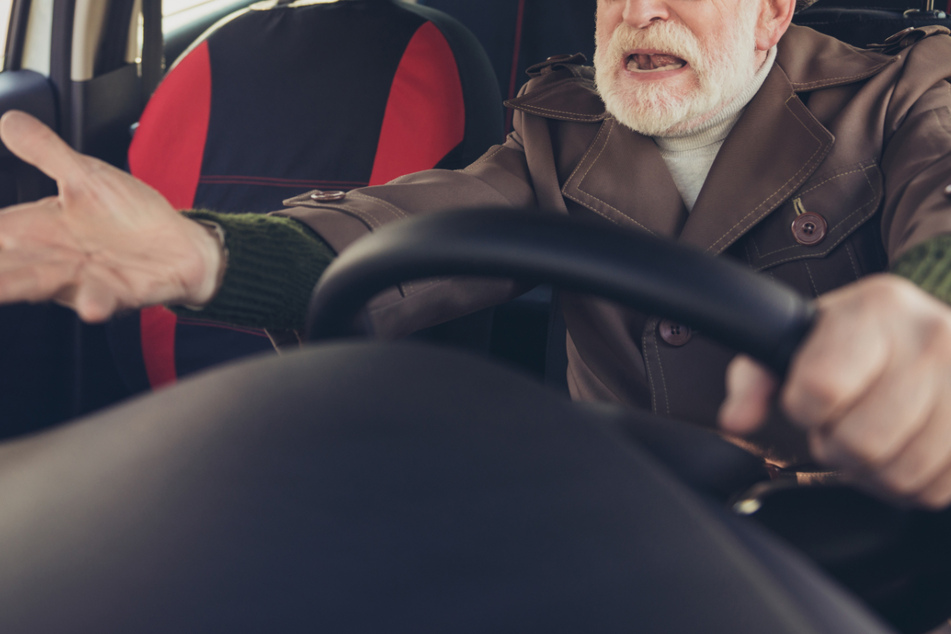 Ein 99-Jähriger hat mit seinem Auto ein Mädchen in Regensburg erfasst. (Symbolbild)