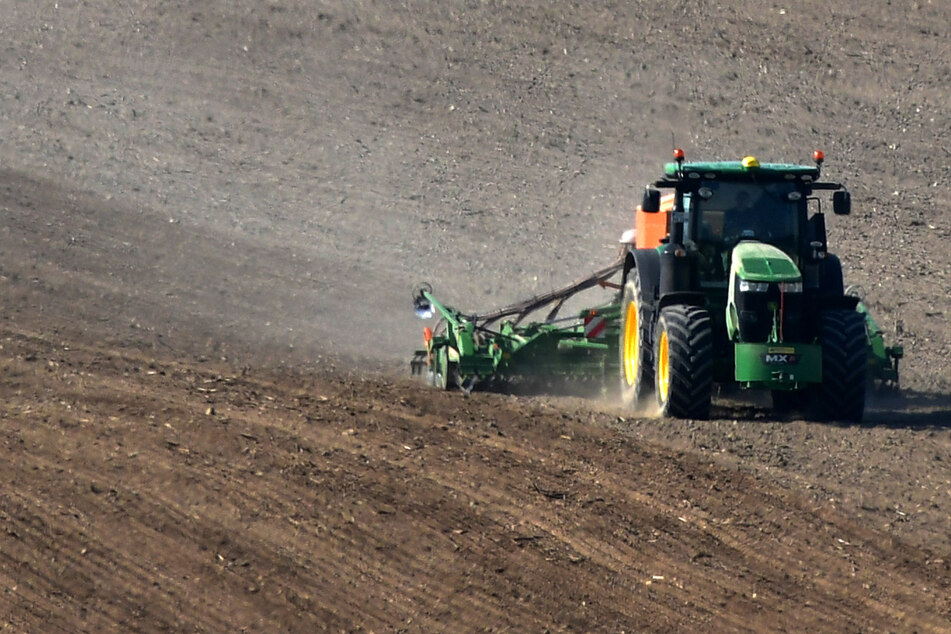 Ein 19-Jähriger verunglückte mit seinem Traktor. (Symbolbild)