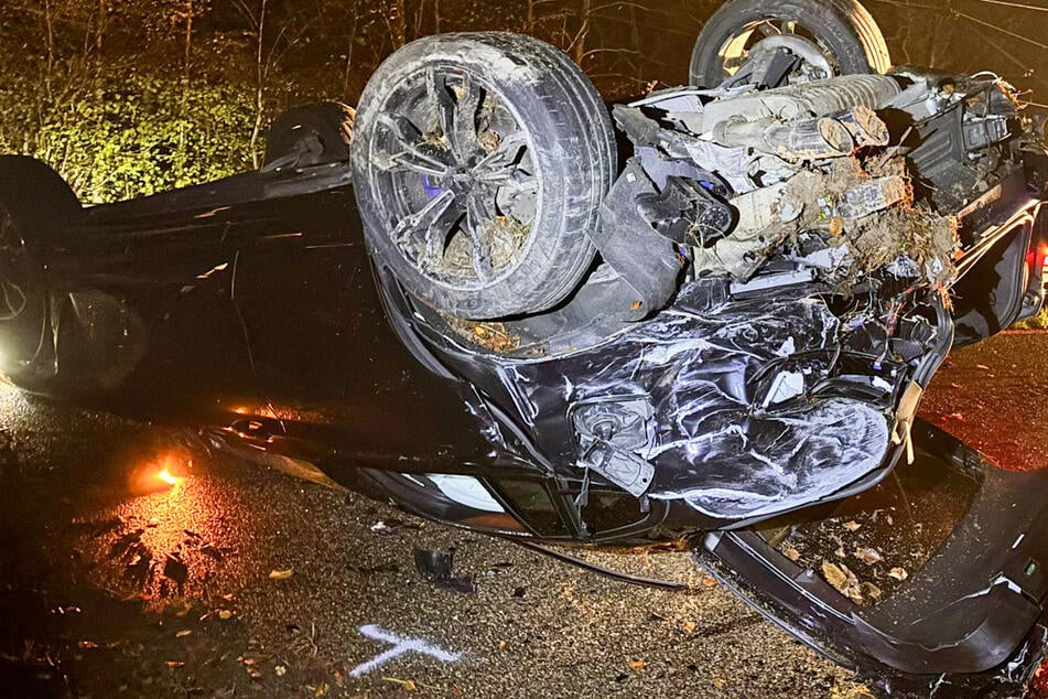 Frontalcrash zwischen BMW und Ford: Verursacher läuft davon