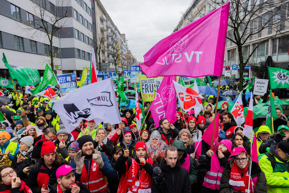 Landesweite Streiks und Groß-Demo in NRW: 15.000 Menschen ziehen durch Düsseldorf