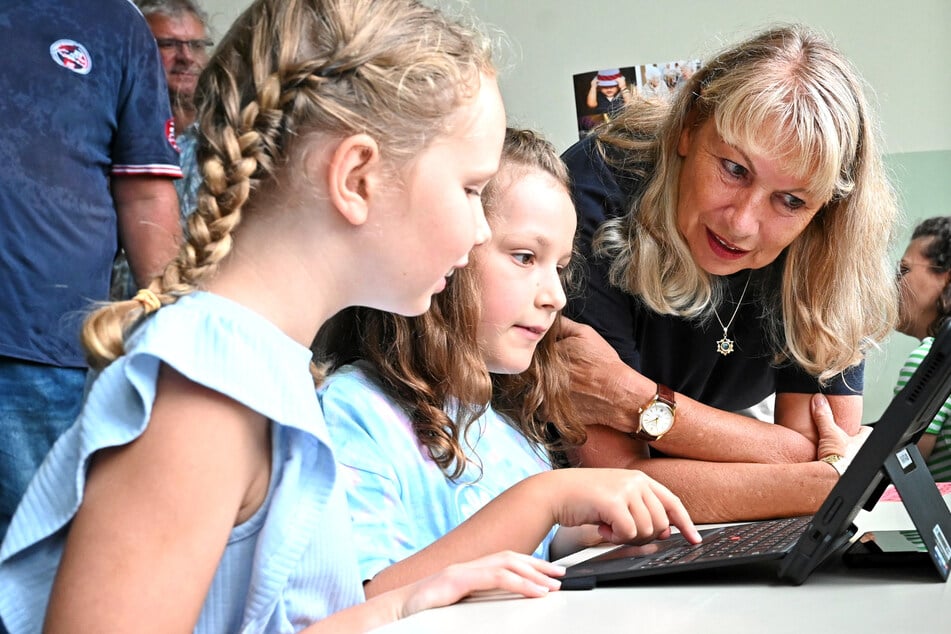 Sachsens Sozialministerin Petra Köpping (67, SPD) mit Mara (beide 8, l.) und Aniko am Laptop.