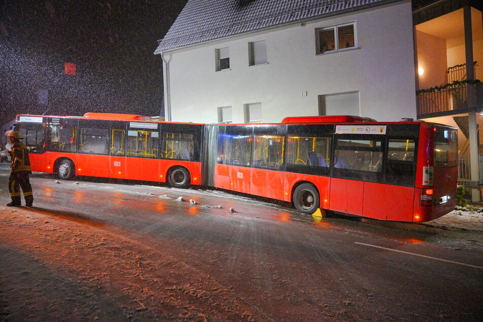 Ganz schön neben der Spur war ein 18-Meter-Bus am Freitagabend im Schneetreiben.