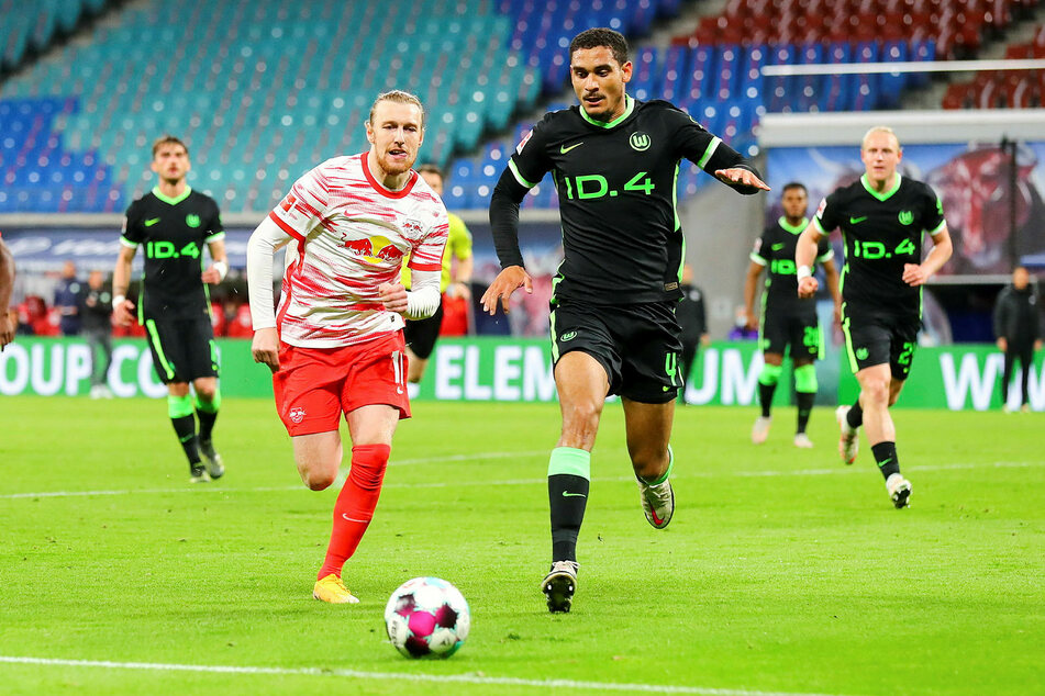 VfL Wolfsburgs Senkrechtstarter Maxence Lacroix (21, r., hier gegen Emil Forsberg) hat in Niedersachsen offenbar um Freigabe gebeten.