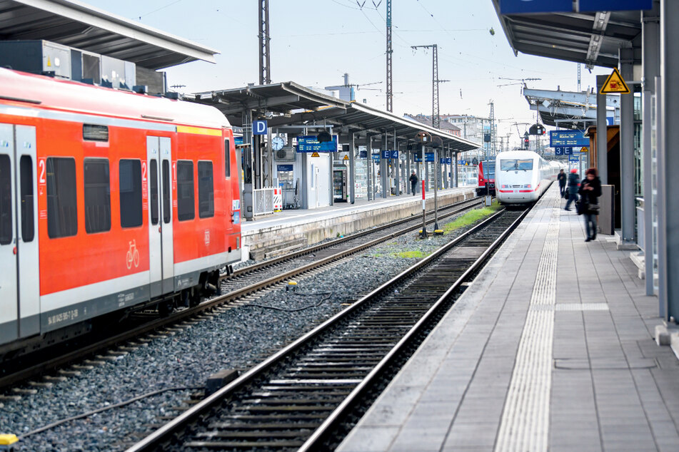 Wer den Job wechseln möchte, kann dies gerade sogar als Quereinsteiger (m/w/d) bei der Deutschen Bahn tun.