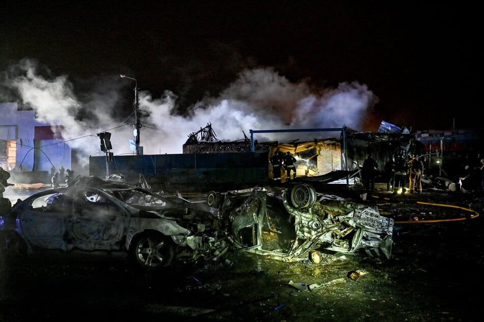 Nach einem russischen Luftangriff sind in Saporischschja im Südosten der Ukraine verkohlte Autos zu sehen.