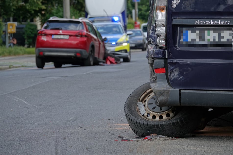 Peugeot-Fahrer verliert Kontrolle und kracht gegen Mercedes-Benz: Totalschaden!