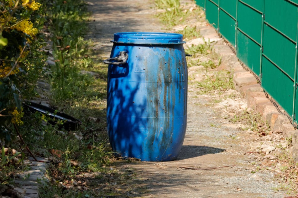 Aus dem Fass stieß ein starker übel riechender Geruch.