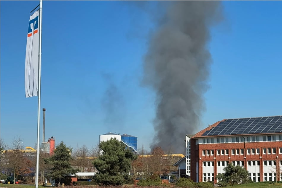 Riesige Rauchwolke über Mönchengladbach: Halle steht in Flammen
