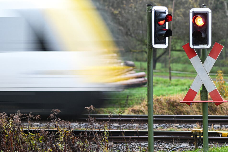 Fahrlässig am Bahnübergang: Radlerin entgeht Katastrophe um Haaresbreite!