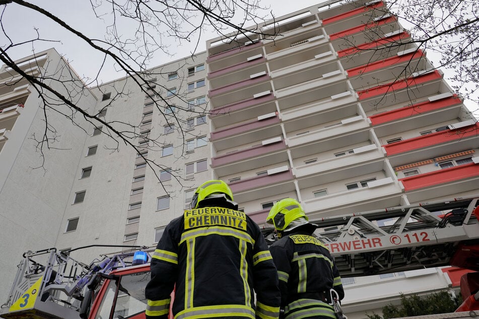 Feuerwehrleute waren vor dem Mehrfamilienhaus in der Bruno-Granz-Straße im Einsatz.
