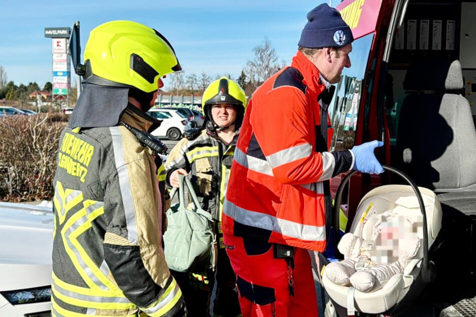 Drama vor Shoppingcenter: Mutter mit Baby auf Parkplatz von Auto erfasst